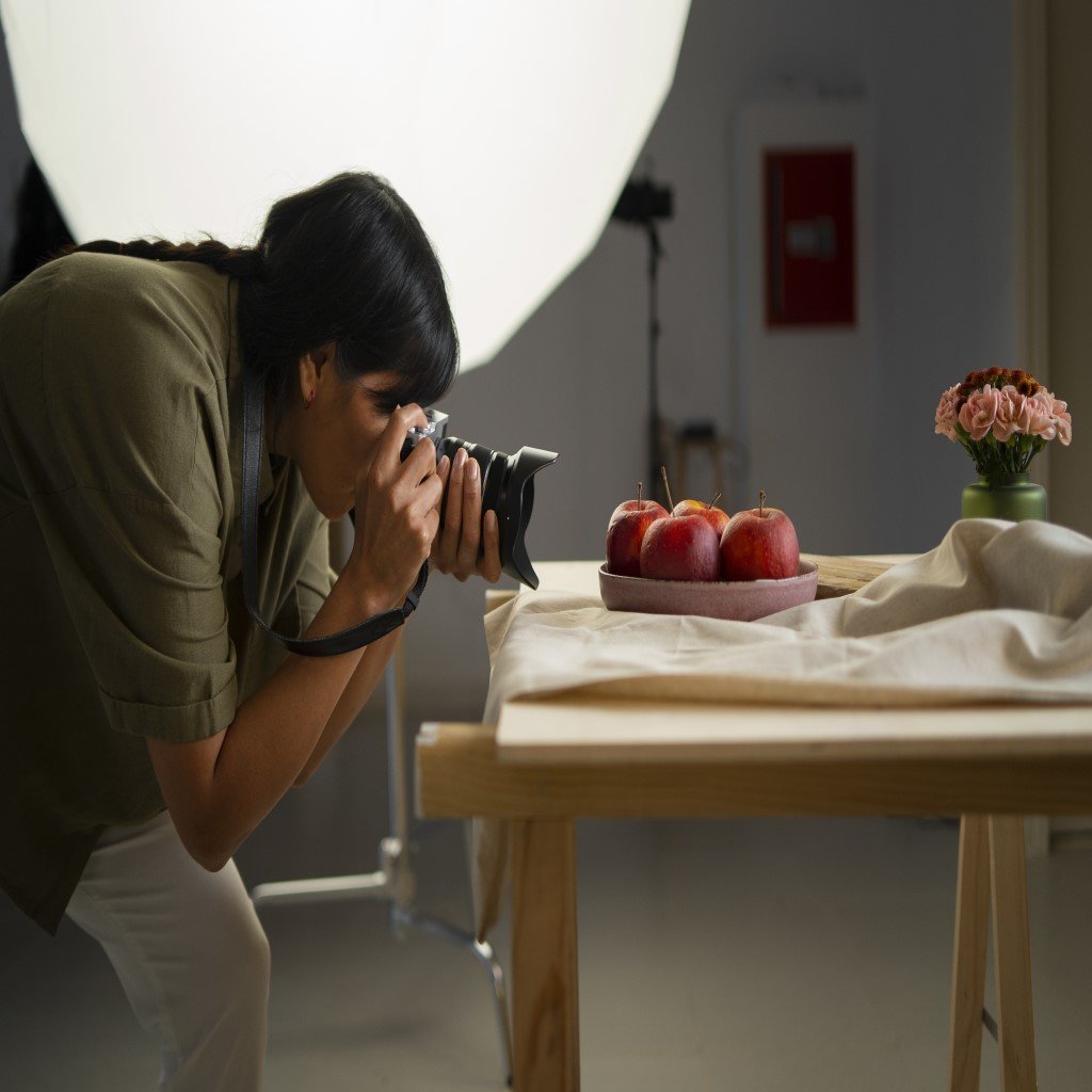 fotografo-tiro-medio-tomando-fotos-frutas